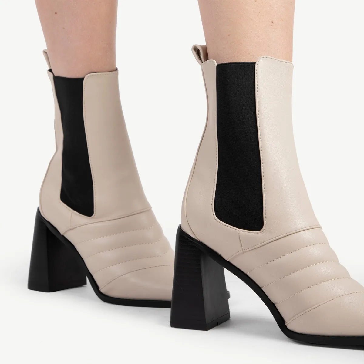 RAID Tabbie Block Heeled Boot in Off White